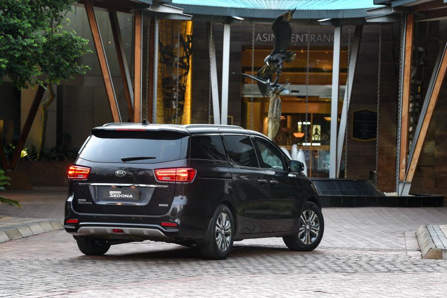  Kia Grand Sedona (YP) 2018 года  (ZA) (фото 2 из 40)